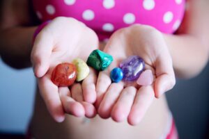 woman-holding-six-polished-stones-1147946 1